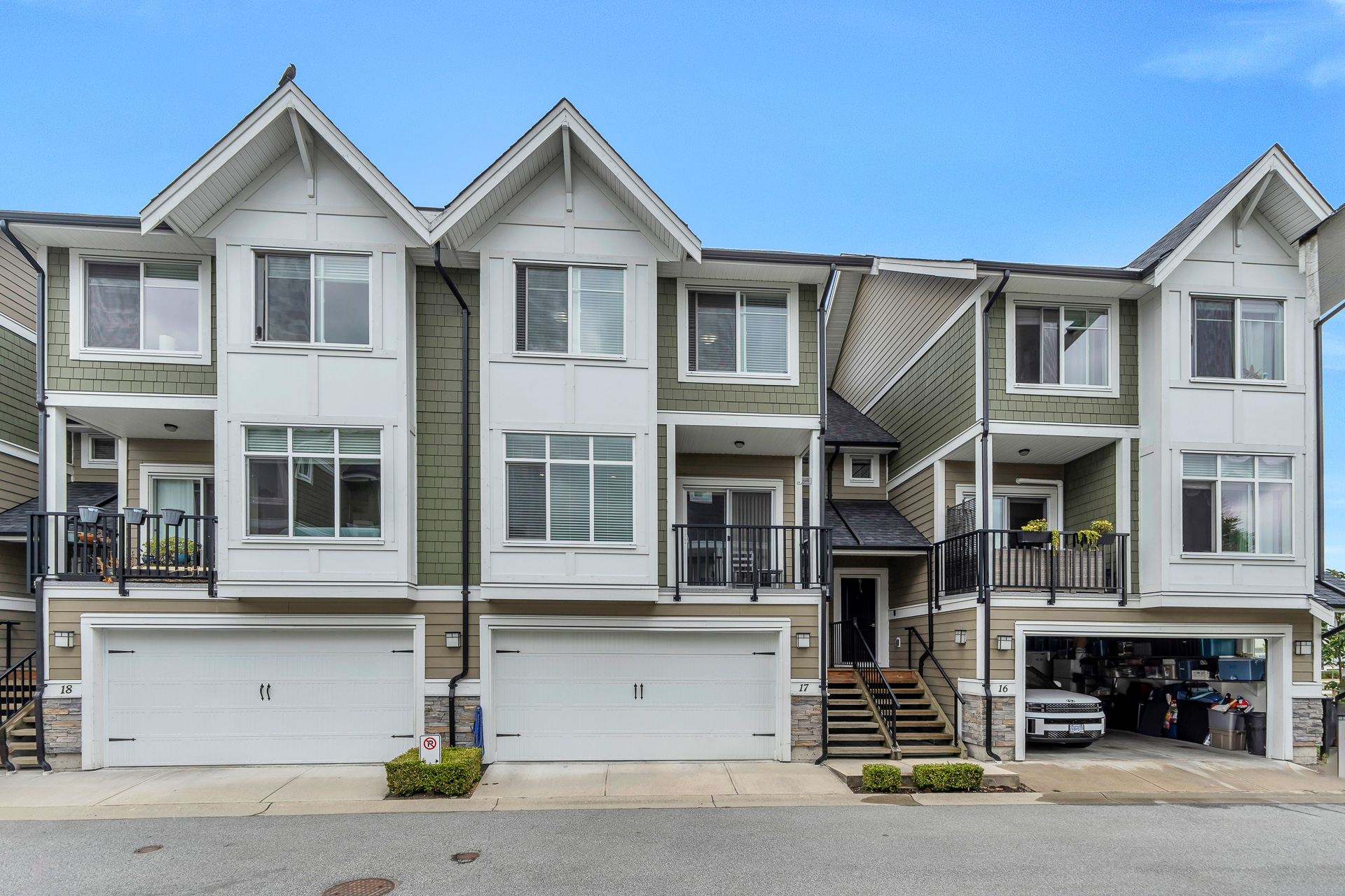 17 - 7374 194A Street, Surrey