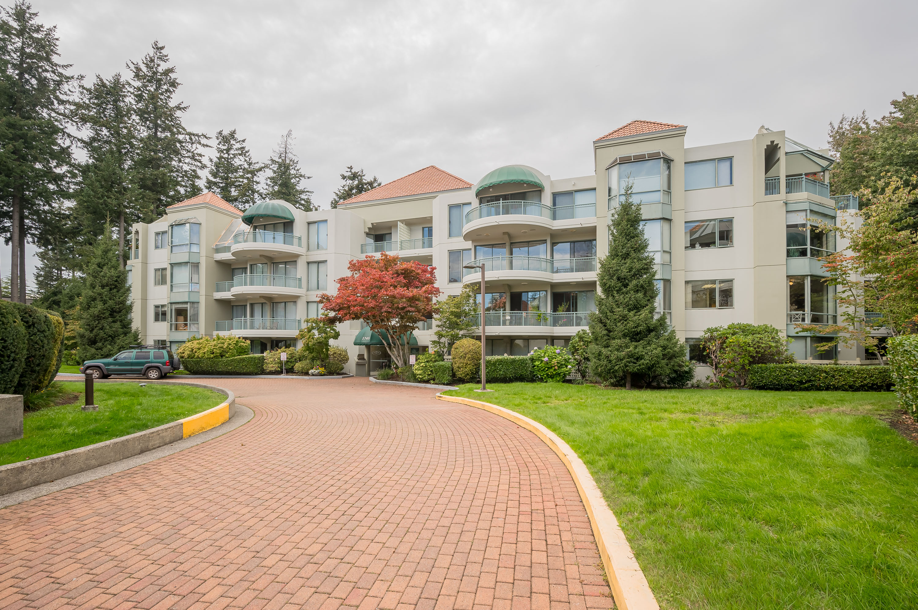 207 - 1745 Martin Drive, White Rock